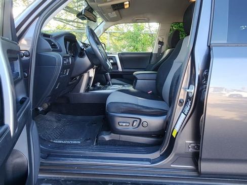 Used 2020 Toyota 4Runner SR5 AWD/4WD image 9