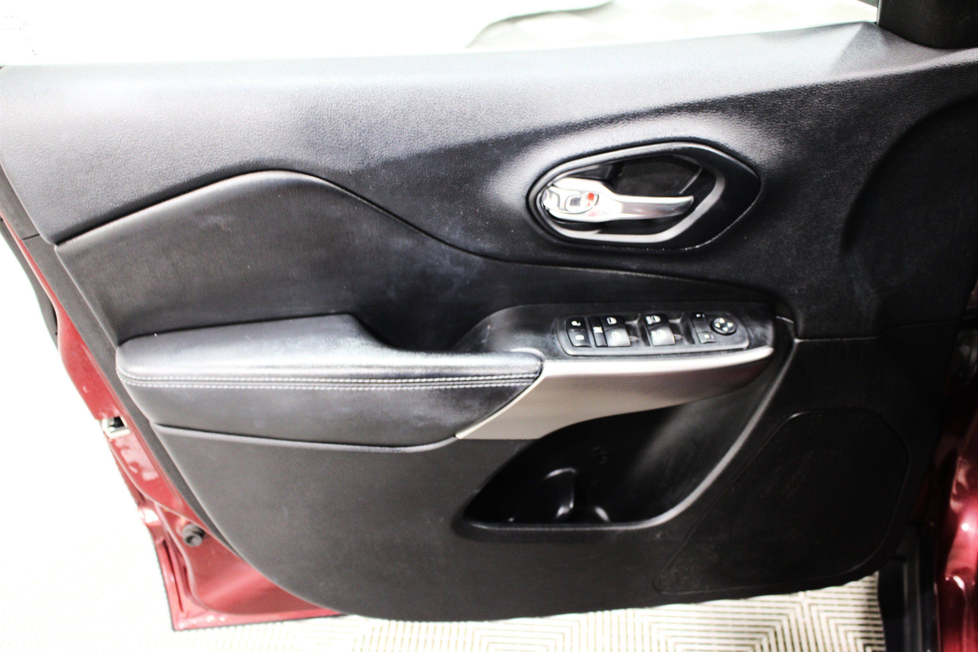 Used 2019 Jeep Cherokee Latitude Plus w/ Cold Weather Group FWD image 6