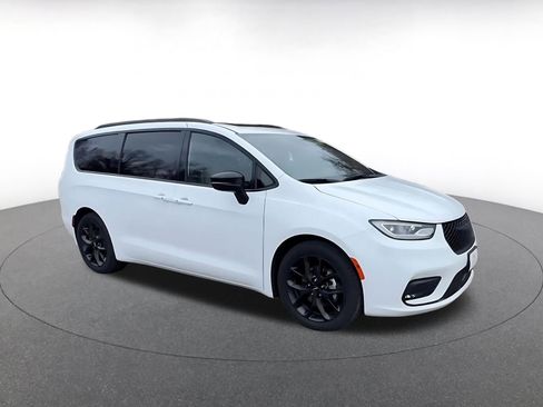 Used 2025 Chrysler Pacifica Limited image 2