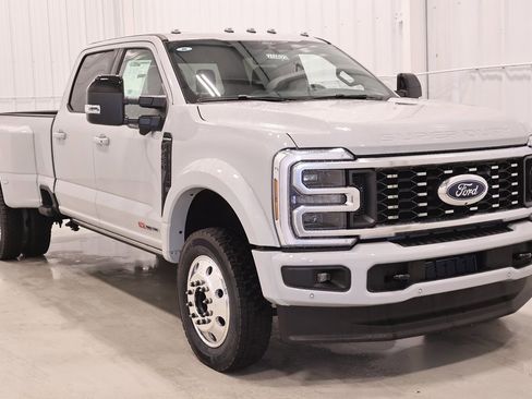 New 2026 Ford F450 Platinum w/ FX4 Off-Road Package image 2