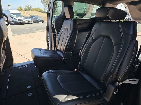 New 2027 Chrysler Pacifica Select FWD image 15