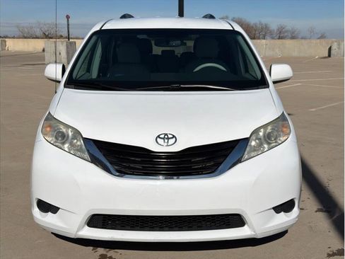 Used 2011 Toyota Sienna LE image 2