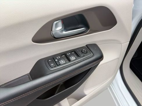 Used 2018 Chrysler Pacifica Touring-L Plus FWD image 21