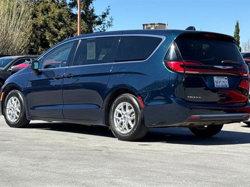Used 2023 Chrysler Pacifica Touring-L image 5