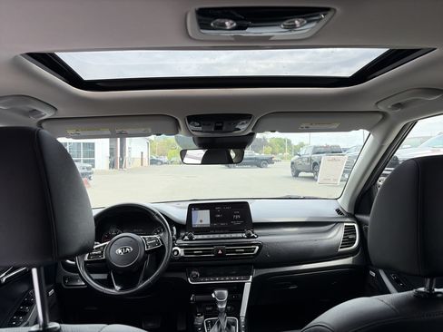 Used 2021 Kia Seltos SX w/ SX Sunroof Package AWD/4WD image 16