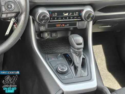Used 2022 Toyota RAV4 LE AWD/4WD image 10