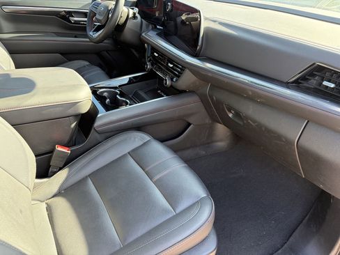 Used 2025 Chevrolet Suburban RST w/ RST Capability Package AWD/4WD image 9