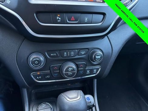 Used 2021 Jeep Cherokee Latitude Lux w/ Comfort/Convenience Group AWD/4WD image 19