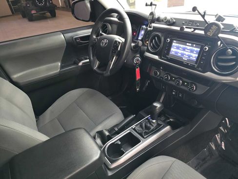 Used 2018 Toyota Tacoma SR5 AWD/4WD image 29
