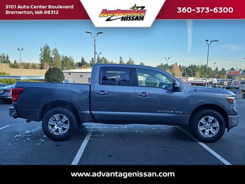 Used 2018 Nissan Titan SV image 6
