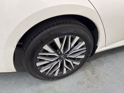 Used 2025 Nissan Altima 2.5 SV FWD image 9