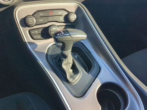 Used 2022 Dodge Challenger SXT image 18