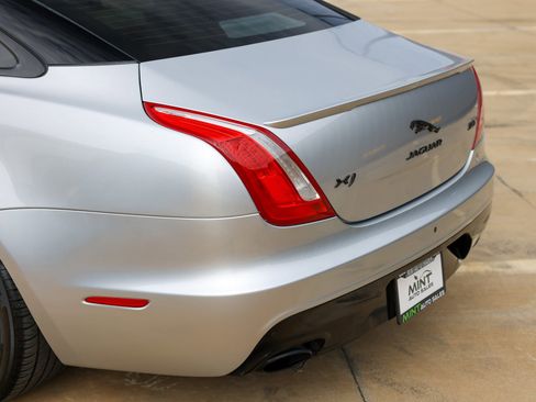Used 2019 Jaguar XJ R-Sport RWD image 48
