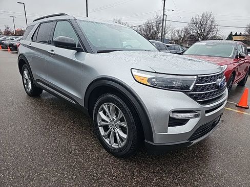 Used 2023 Ford Explorer XLT w/ Equipment Group 202A image 7