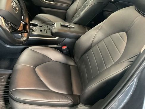 Used 2020 Toyota Highlander XLE image 11