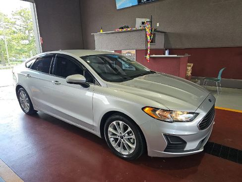 Used 2019 Ford Fusion SE FWD image 3