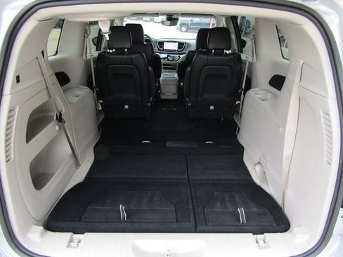 Used 2024 Chrysler Pacifica Touring-L FWD image 35