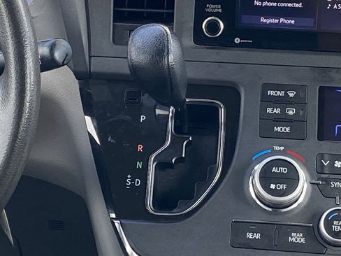 Used 2019 Toyota Sienna LE w/ Carpet Mat Package FWD image 16