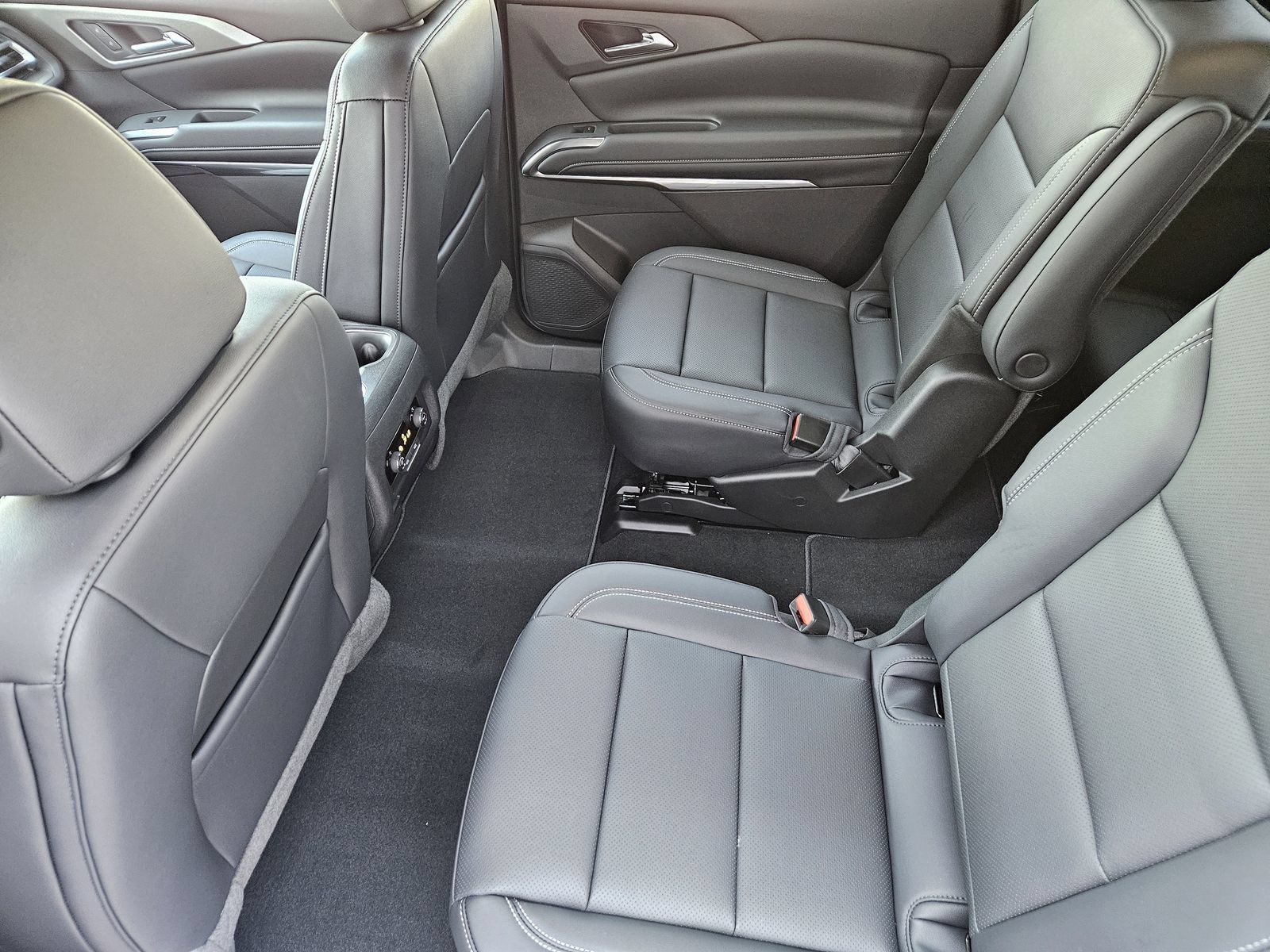 New 2027 Chevrolet Traverse LT w/ Midnight/Sport Edition FWD image 25