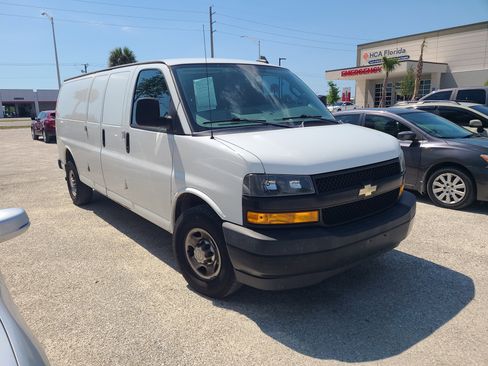 Used 2018 Chevrolet Express 2500 Extended image 3
