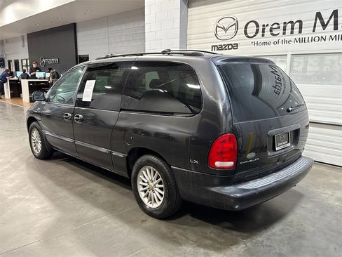 Used 2000 Chrysler Town & Country LX image 4