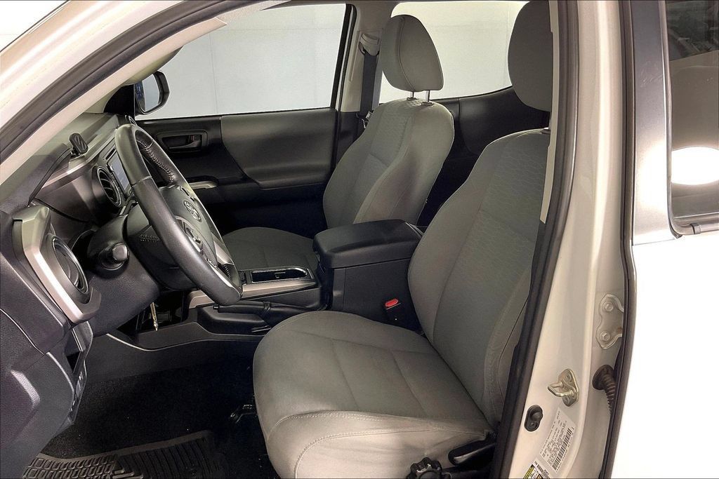 Used 2019 Toyota Tacoma SR5 AWD/4WD image 32