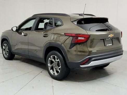 Certified 2024 Chevrolet Trax LT w/ Driver Confidence Package image 4