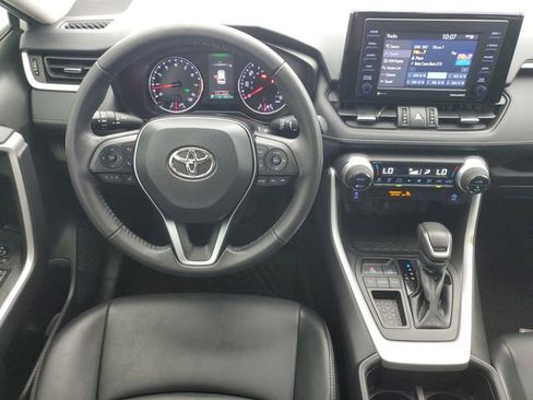 Used 2022 Toyota RAV4 XLE Premium image 18