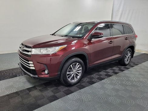 Used 2019 Toyota Highlander XLE AWD/4WD image 2