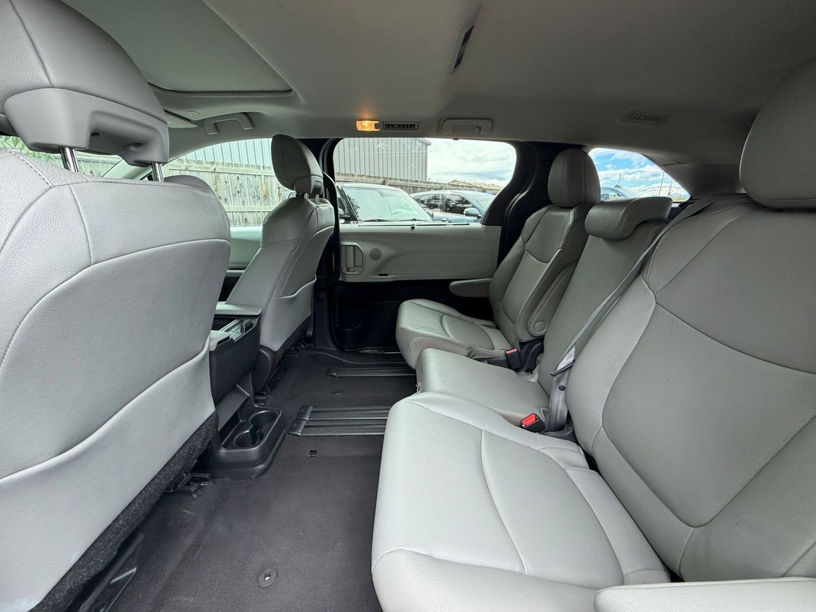 Used 2025 Toyota Sienna XLE FWD image 25