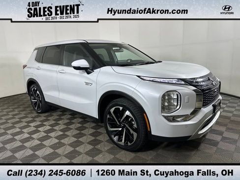 Used 2024 Mitsubishi Outlander SE image 1