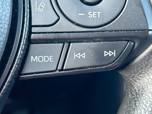 Used 2021 Toyota RAV4 XLE w/ Convenience Package FWD image 17
