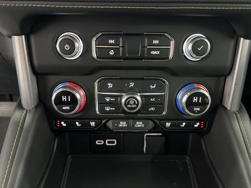 Used 2024 GMC Yukon SLT AWD/4WD image 17