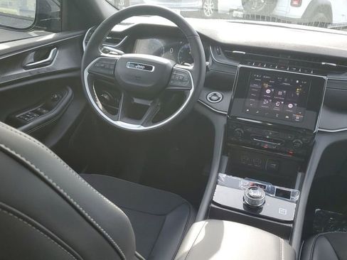 New 2025 Jeep Grand Cherokee Altitude image 12