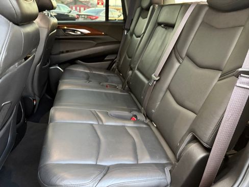 Used 2017 Cadillac Escalade Luxury image 16