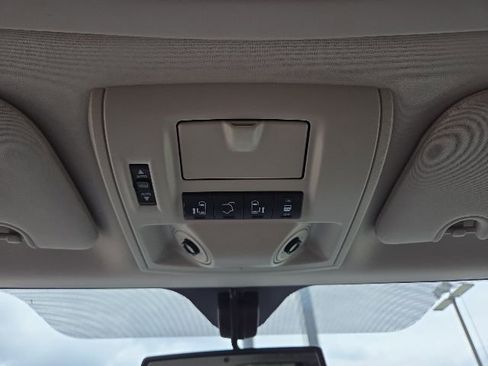 Used 2016 Chrysler Town & Country Touring-L FWD image 13