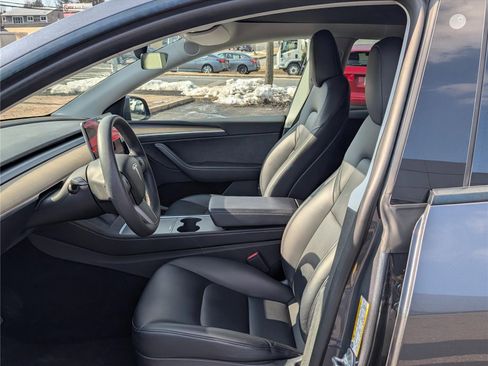 Used 2022 Tesla Model Y Long Range image 16