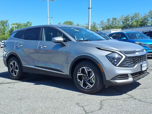 Used 2025 Kia Sportage LX FWD image 2