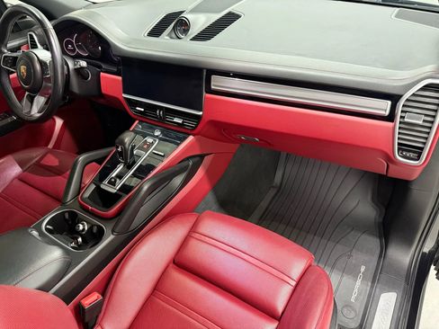 Used 2022 Porsche Cayenne Platinum Edition image 18