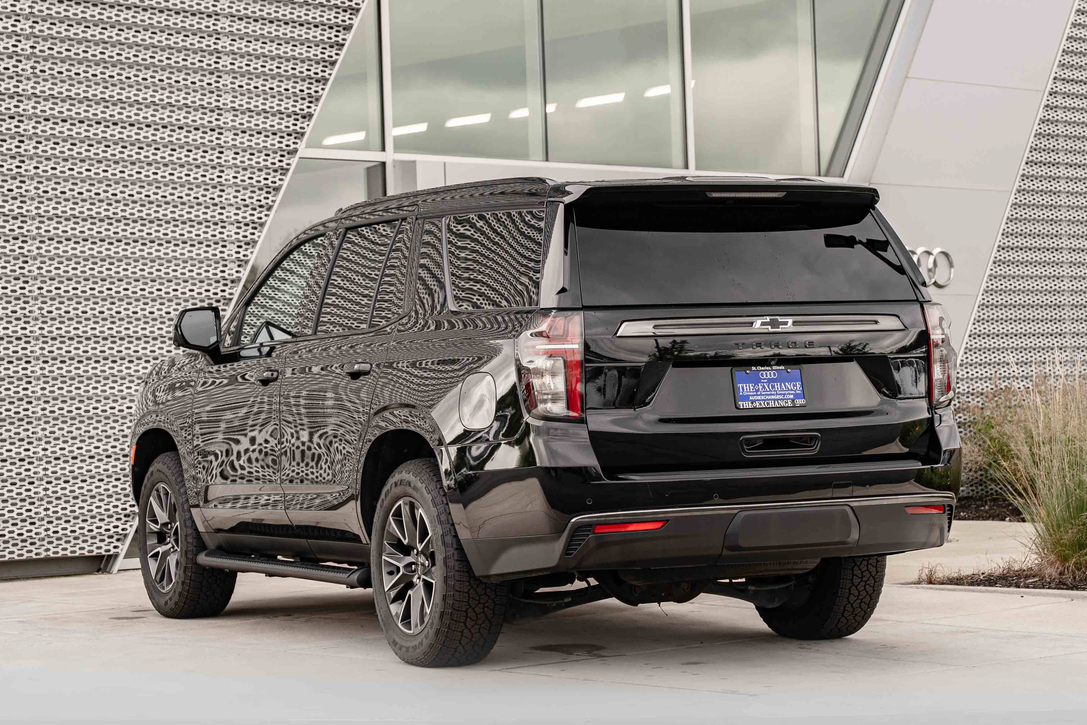 Used 2022 Chevrolet Tahoe Z71 w/ Luxury Package AWD/4WD image 5