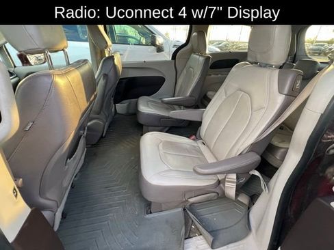 Used 2018 Chrysler Pacifica Touring-L image 12