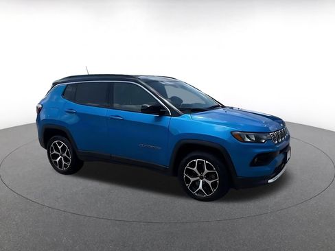 Used 2025 Jeep Compass Limited AWD/4WD image 2