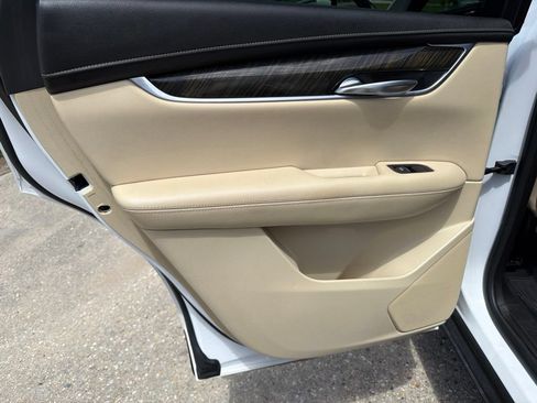 Used 2019 Cadillac XT5 FWD image 14