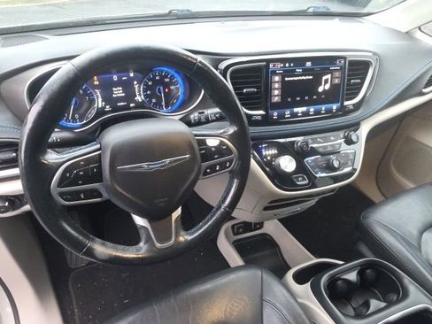 Used 2021 Chrysler Pacifica Touring-L FWD image 14