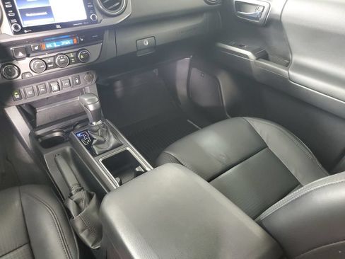 Used 2020 Toyota Tacoma TRD Sport w/ TRD Premium Sport Package AWD/4WD image 15
