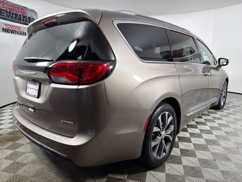 Used 2018 Chrysler Pacifica Limited w/ Tire & Wheel Group FWD image 5