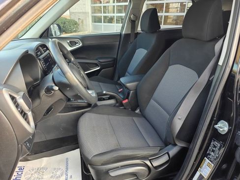 Used 2022 Kia Soul LX image 9