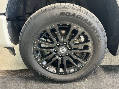 Used 2018 Nissan Titan SV w/ SV Convenience Package image 16