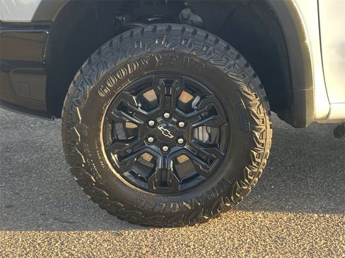 Used 2023 Chevrolet Silverado 1500 ZR2 w/ Technology Package image 32