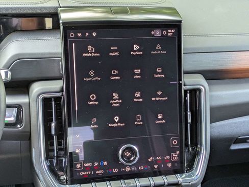 Used 2025 GMC Yukon Denali RWD image 18